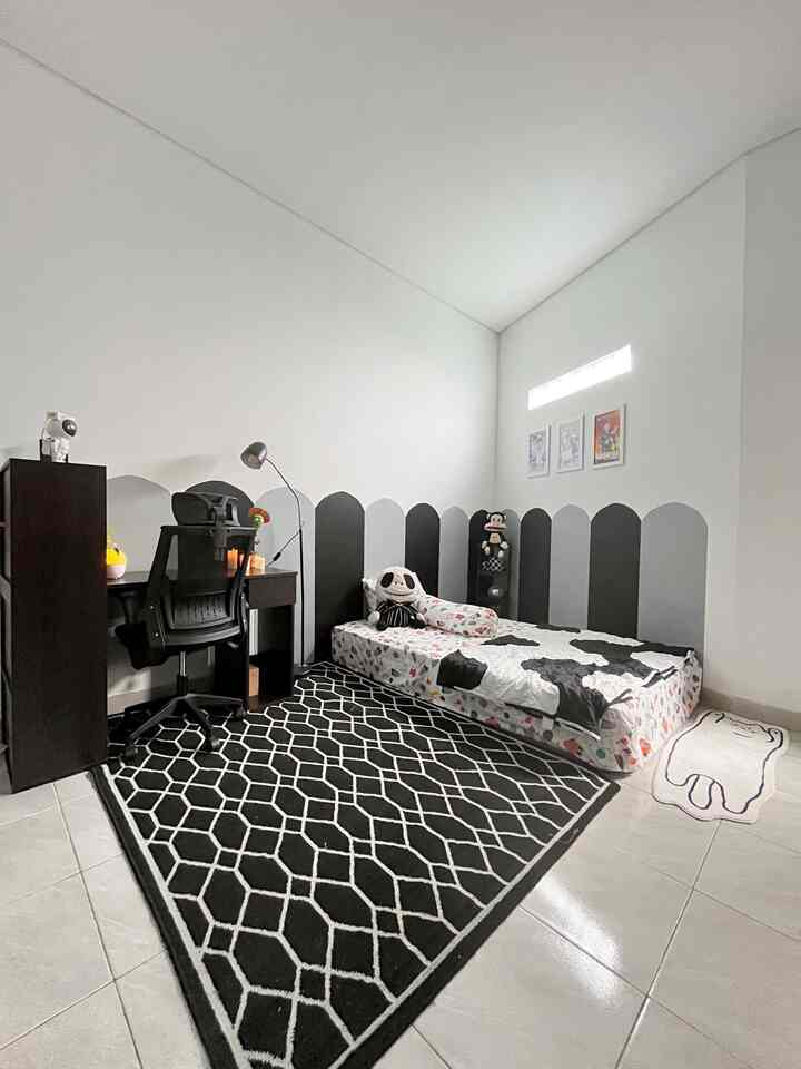 Baru-baru ini anak kami baru saja mau tidur sendiri. Agar semakin nyaman kami sedikit dekorasi low budget dindingnya menggunakan wallpaper sticker dengan budget 50ribuan aja ternyata bisa membuat kamar ini semakin cakep. 

#bumigerrd #kamaranak #kamarminimalist #dekorasikamaranak #kamarmonochrome #kamaranaklaki #karpetpuzzle #karpetmonochrome #mejabelajarminimalist #dekorasilowbudget #makeoverkamaranak #wallpaerdinding