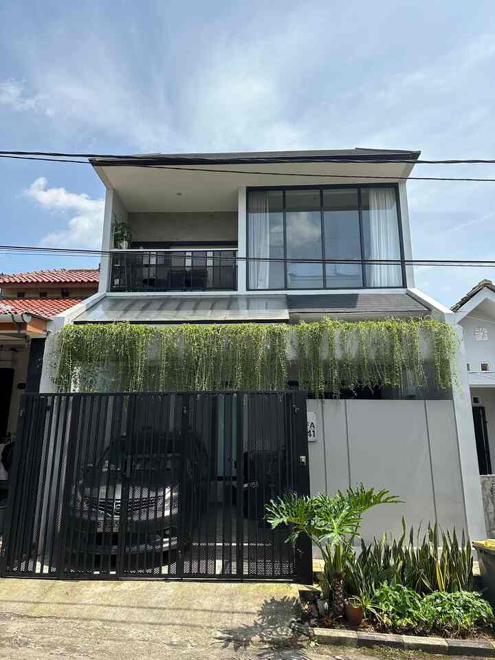 AFTER-BEFORE proses renovasi rumah de mahendra 🫶🏻
Berawal dari 1 lantai berubah menjadi 2 lantai demi memaksimalkan fungsi ruang sesuai dengan kebutuhan.
#Minihousetour
#ceritarumahku
#perjalananrumah
#homeinspo
#homedecor
#rumahmodernindustrial
#rumah72m2
#homestyling