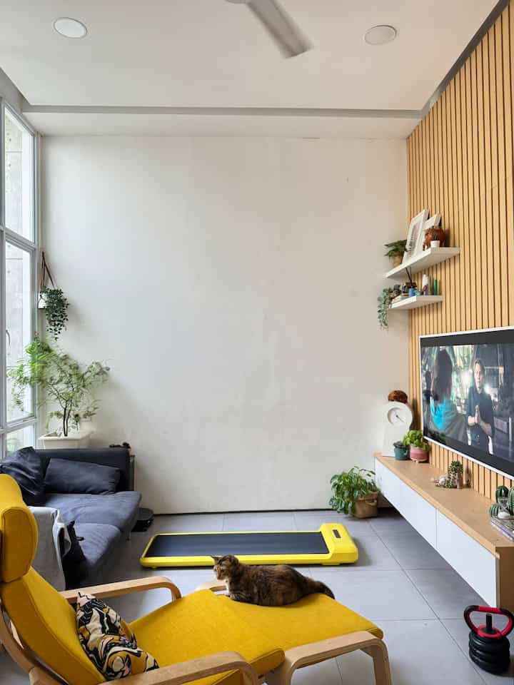jangan sampe gak olahraga cuma karena hujan atau panas!

olahraga bisa dimana aja, termasuk di ruang keluarga. geser dikit meja, keluarin walkingpad yang diumpetin di kolong. jalan atau lari minimal 30menit sambil nonton drakor, sehat iya, bonus seger liat oppa ganteng 😍😍

gak punya walking pad? gak masalah. gelar matras, mainkan dumbell dengan video dari youtube. yass! 

yuk semangat terus! 

#livingroom #ruangkeluarga #backdroptv #modern #scandinavian #ruangolahraga #gymdirumah