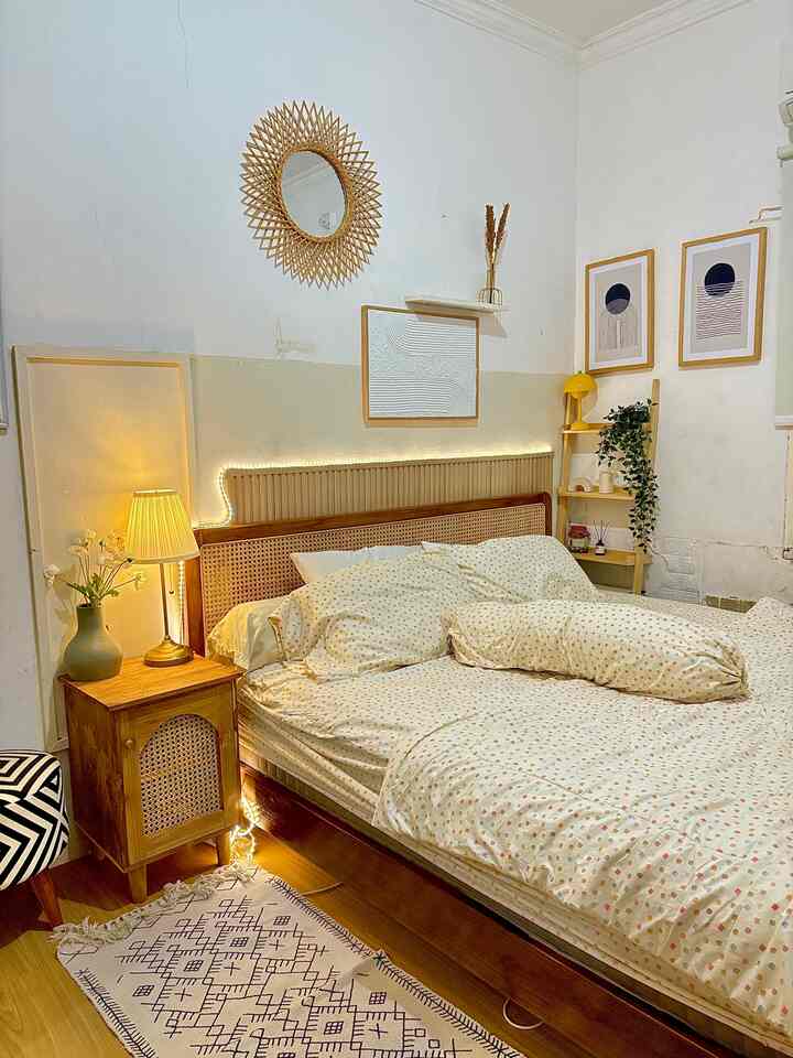 Kamar tidur utama di malam hari
Kamar tidur utama ini ukurannya 4x3m 

Kunci agar kamar nyaman adalah mood lampu dan lampu tidur dengan wrna warm membuat tidur nyenyak dan nyaman
Dan untuk mempercantik kamar aku gunakan furniture dengan wrna kayu dan cat tembok dengan wrna cerah kemudian dekorasi simple dengan wrna warna cerah dan senada
Semoga menginspirasi teman-teman semua 🥰
#lamputidurARSTIDIkea #walldecorabstrak #cerminrotan #dipanrotan #kamarnightvibe #kamardimalamhari #kamarcozy #kamarutama #kamarcantik