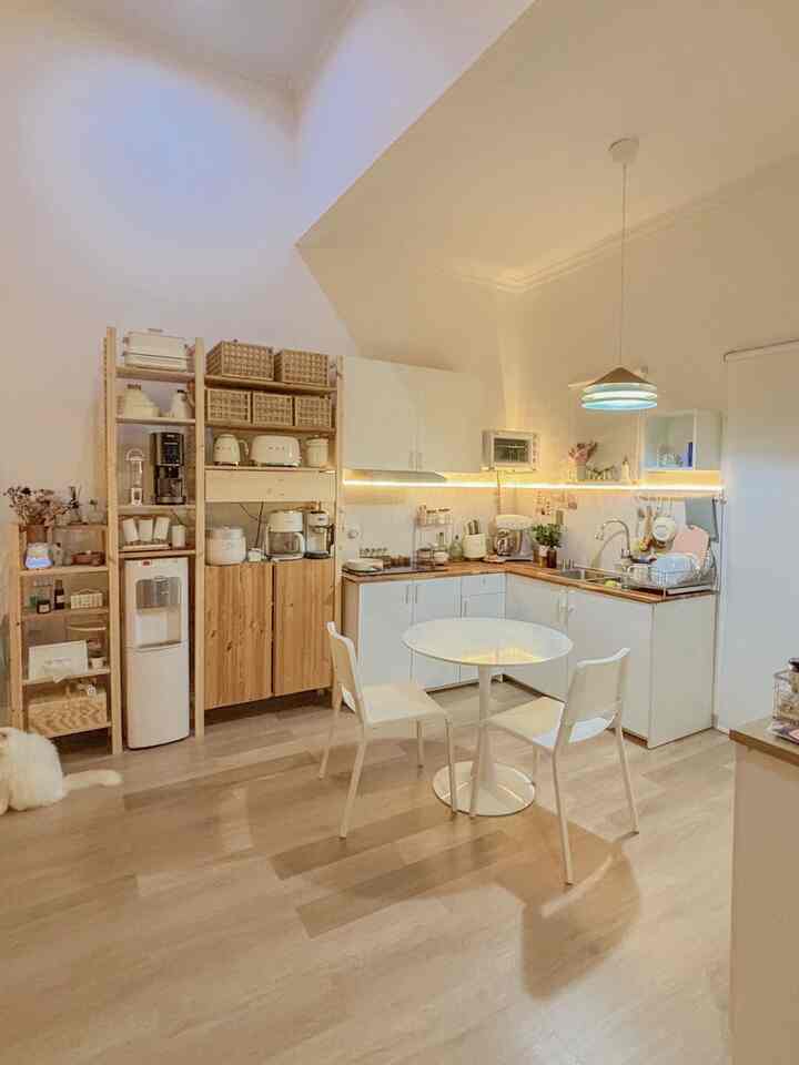 Perubahan yang besar di rumahku, aku bobok pembatas dapur dan living room jadi open space kayak sekarang ini dan bobok meja cor di dapur. Tadinya lantai sempet beda warna karena tambahan lantai baru warnanya lebih kinclong, akhirnya nambahin lantai vinyl yang bikin ruangan jadi warm. Setelah pembatas dibobok, ruangan keliatan lebih luas! #KitchenSetIKEA #MiniHouseTour #CeritaRumahku #PerjalananRumah #LantaiVinyl #KitchenSetMinimalis