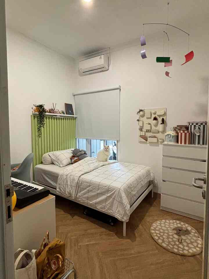 Kamar anak di rumah. Biar lebih colorful, aku pasang Duma WPC dan dicat warna hijau. Jadi lebih colorful 😍 biar lebih pop up warnanya, pake cat dinding warna Chi dari Jotun #KamarAnak #KamarAnakPerempuan #Bedroom #KidsBedroom #Japandi #CatJotun 