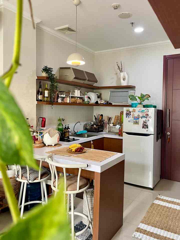 Bagian apartemen yang paling suka saya decor dan gunakan adalah dapur. 
Meski dapur ini tidak punya kitchen set, dan belum direnovasi sepenuhnya, masih bawaan developer, tetapi bisa sy akali dengan menggunakan storage2 dan rak susun utk perlatan dapur. Termasuk yg berkesan adalah kulkas LG putih yg ukurannya pas didapur saya yg mana itu sy dapatkan dikala sy baru pindah dan kena covid, duit sudah habis2an utk pindahan lalu teringat punya voucher belanja dari agent dan akhirnya terpakai utk dibelanjakan kulkas tersebut. 
Lalu transformasi dari before-after apartemen ini, awalnya masih benar2 bawaan developer, yg mana ambalan 2 tingkat, lemari bawah sink dan sink sudah jadi, sehingga lebih mudah utk mendekorasi dapur.

#MiniKitchen #KitchenApartement #Dapurmini #idedekorasidapur #dapurimpian #DapurEstetik #MiniHouseTour #CeritaRumahku #PerjalananRumah