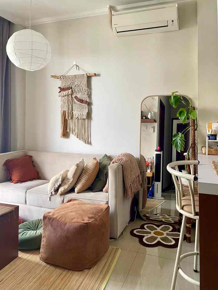 Pentingnya memiliki mirror yang besar diruangan mini space, agar ruangan terlihat lebih luas. Kaca besar tersebut berada diantara living room - kitchen/dining room, dan juga sering sy gunakan untuk melihat penampilan saya secara total look sebelum berangkat ke kantor atau bepergian, selain itu karena bentuknya yg oval minimalis menjadi estetik menyatu dengan ruangan. 

#Ruangtamu #RuangKeluarga #dekorasiruangtamu #livingroom #livingroomdecorideas #sofa #bigmirror #kacabesarestetik #dekorasisudutkaca 