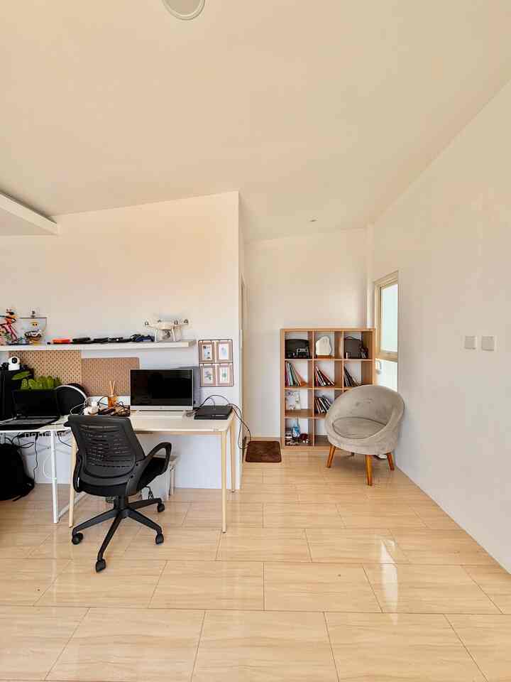 Ruang kerja & pojok baca, disini kami bisa bekerja dari rumah serta mengenalkan anak2 membaca buku #ruangbaca #ruangkerja #ruangsantai #lantai3 #warnacat #rumahidaman