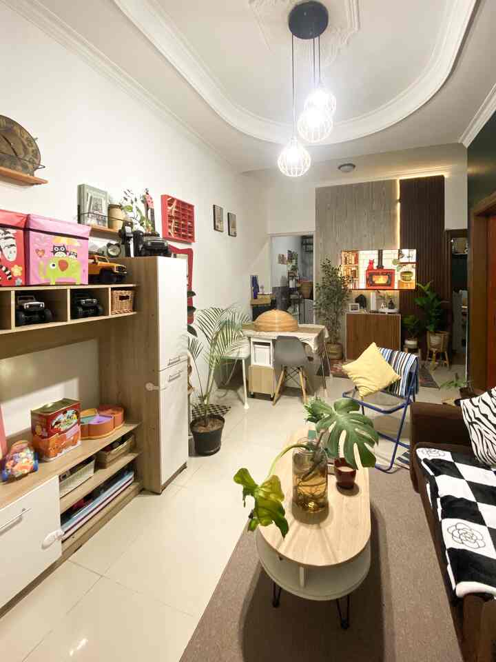 Rumah yang Kami Bentuk, Sedikit Demi Sedikit”

Setelah dua tahun tinggal di rumah kontrakan, akhirnya kami memutuskan untuk membeli rumah sendiri. Awalnya rumah ini jauh dari kata estetik—banyak yang masih kosong, seadanya, dan belum tertata.

Tapi di tahun kedua, kami mulai melakukan sedikit demi sedikit makeover. Ruangan demi ruangan kami tata ulang agar terasa lebih nyaman bagi kami sekeluarga. Nggak instan, tapi setiap perubahan membawa rasa hangat yang baru.

Salah satu yang paling kami syukuri adalah area open space ini—ruang tamu, ruang TV, dan ruang makan yang jadi satu. Ruang ini jadi favorit kami, tempat paling sering kami habiskan waktu bareng. Fungsional, lega, dan terasa hidup.

Meskipun masih banyak impian renovasi yang belum tercapai, tapi Alhamdulillah rumah ini sudah cukup membuat kami bersyukur setiap hari🫶🏻✨


#CatRumah #CatRumahMinimalis #CatLuarRumah #WarnaCatRumah #wpc #WallMoulding #backdropTVMinimalis #backdropTv #Wallstiker #WallpaperAntiAir #MiniHouseTour #CeritaRumahku #PerjalananRumah 
