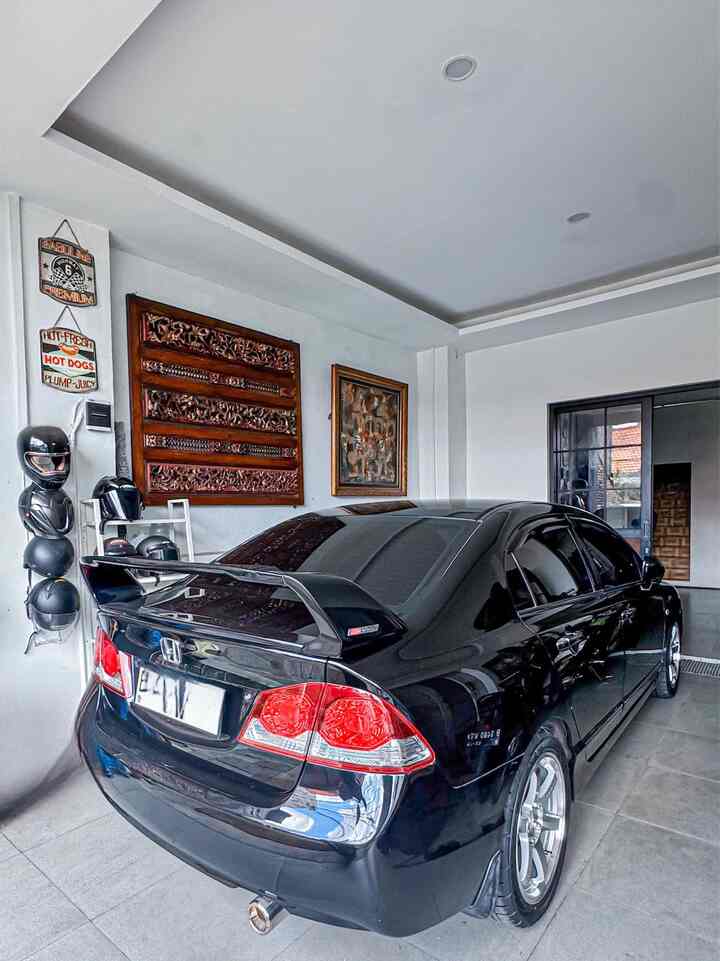 Garasi mobil jadi tempat suami berkreasi, menambahkan pajangan antik pada dinding dan beberapa peralatan mobil di rak.

#garasirumah #rumahminimalis #catdinding #garage #garasimobil #plafond #rumahmodern 