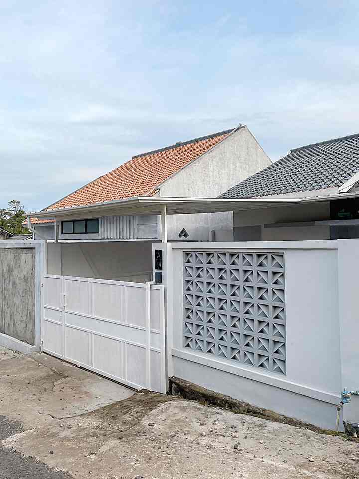 Cerita transformasi rumah kami.

- Area Fasad untuk area fasad kebetulan tidak banyak perubahan masih bawaan dari developer. Hanya ditambahkan atap alderon dan pagar untuk privasi.

- Living room merupakan tempat ternyaman dan tempat favorit untuk berkumpul bersama. Awalnya living room ini adalah dapur bawaan developer. Karna pertimbangan supaya lebih luas akhirnya kami ubah dapur menjadi di bagian belakang.

- Dapur salah satu tempat favorit dan bagian yang lumayan banyak sudah di renovasi sedikit demi sedikit. Di bagian seberang dapur ini difungsikan sebagai penyimpanan rak untuk menyimpan berbagai barang dapur. 

Semoga rumah kami terus bertumbuh dan membawa keberkahan untuk pemiliknya 🤍

#MiniHouseTour #CeritaRumahku #PerjalananRumah #Fasad #PagarPutih #NomorRumah #AtapAlderon #Roaster