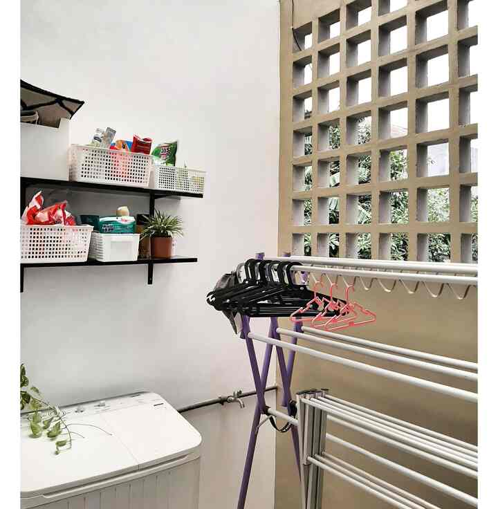 Posisi ruang cuci ada di lt 2 tepat sebelah kanan dari tangga dibalik pintu alumunium hitam. untuk sirkulasi ku pakai roster dengan uk yg aga lumayan lebar & bagian atapnya pakai polycarbonate bening biar terang 


#industrialstyle #laundryroom #inspirasiruangcuci #interiormodern #dekorasirumah #rumah2lantai 
