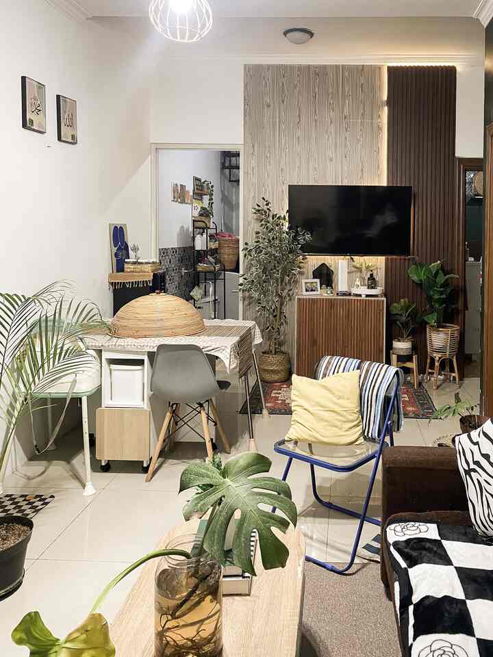 Rekomendasi 6 Tanaman Indoor versi mizyhome 🌿🌴🌾
Pilihan cantik, segar & mudah dirawat untuk di dalam rumah✨🫶🏻

🍀Palm Kuning
Estetik & bantu menyegarkan udara rumah.
🍀Pandan Bali
Daunnya unik, tampilannya mencolok dan dekoratif.
🍀Sirih Gading
Membersihkan udara, tumbuh cantik di air atau tanah.
🍀Karet Kebo
Daun lebar glossy, bikin ruangan tampak elegan.
🍀Philodendron Mayoi
Daun menjari eksotis, mudah tumbuh dan estetis.
🍀Tanaman Dolar
Tahan banting, cocok untuk pemula.

Tanaman selain bikin rumah adem & cantik juga cocok untuk dekoratif ✨🫶🏻


#dekorasitanaman #dekorasitanamanindoor #tanamanindoor #monstera #photos #zzplant #palm #pandanbali #livingroom #InspirasiLivingRoom #tips 