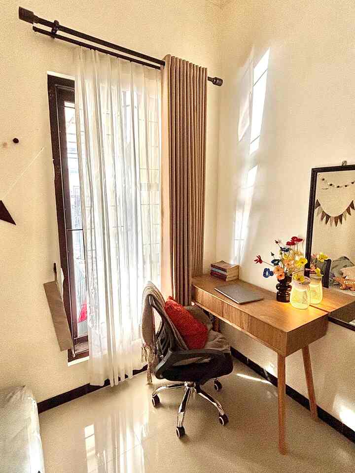 ruang kerja mini yang masih ada didalam kamar anak, karena kamar anak juga belum ditempatin jadilah kita taroh meja dan kursi kerja disini❤️✨

#RuangKerja #MejaKerjaMinimalis #WorkSpaceMinimalis #StylingWorkSpace #MejaKursiKerja