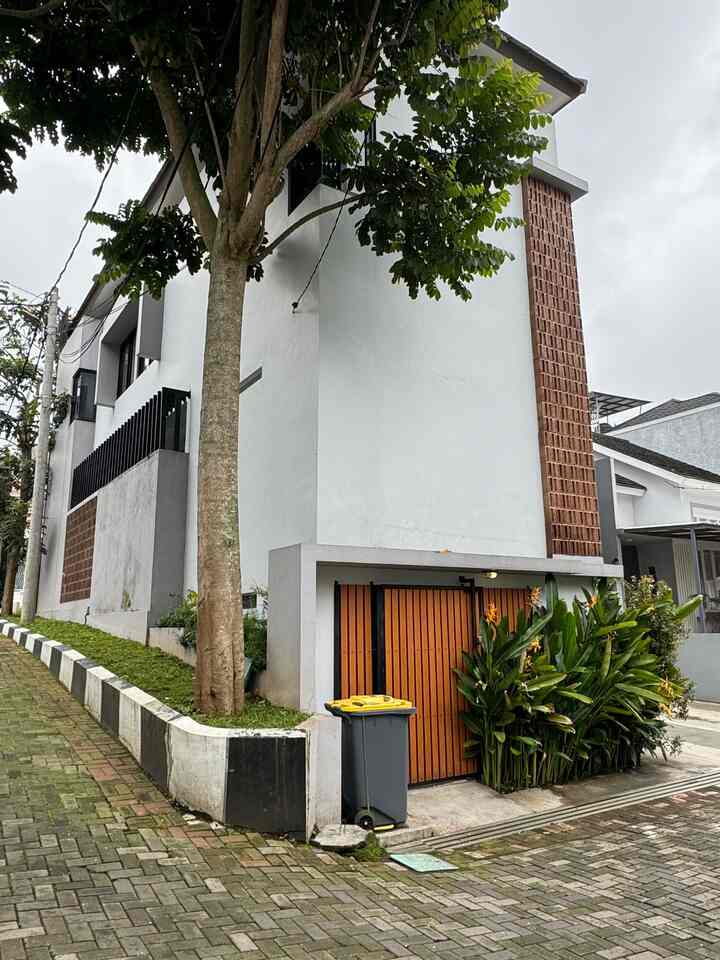 Ruangan yang kalo dari luar sering disangka ruang tamu dan pintu utama

Padahal itu pintu gudang dan ruangan gudang 

#bumitimi #fasad #roster #sherawood #gudang #pintugudang #ruangangudang