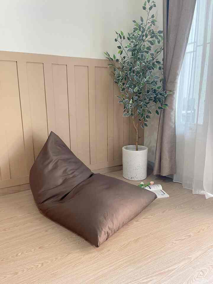 Sudut bersantai dirumah 🍃
Karna lahan dirumah terbatas area dekat pintu terkadang dijadikan sudut bersantai untuk mengeteh atau sekedar bersantai membaca buku. 

#SudutSantai #BeanBagCasha #WallBatten #TanamanArtificial #PotTerazo #VinylPlank