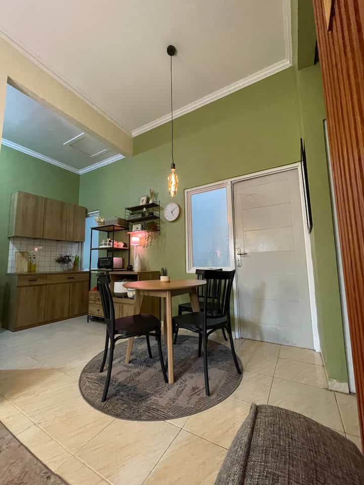 Mood baru, dinding baru!🍃

Area makan kecil ini upgrade suasana cuma karena satu hal: temboknya ganti baju!
Warna hijau olive-nya tuh… calming banget, tapi tetap ada kesan hangatnya. Cocok buat nemenin obrolan pagi sambil ngopi, atau makan malam rame-rame.

Dan yes, sekarang aku jadi lebih rajin duduk manis di sini.
Kayak punya mini café di rumah sendiri. Feels good~

Kadang perubahan kecil bisa bawa semangat baru, ya?

#DiningVibes #집꾸미기 #RuangMakanEstetik #HomeCafeStyle #InteriorRumah #DiningRoomStyling #KitchenDining #RumahTanpaSekat
