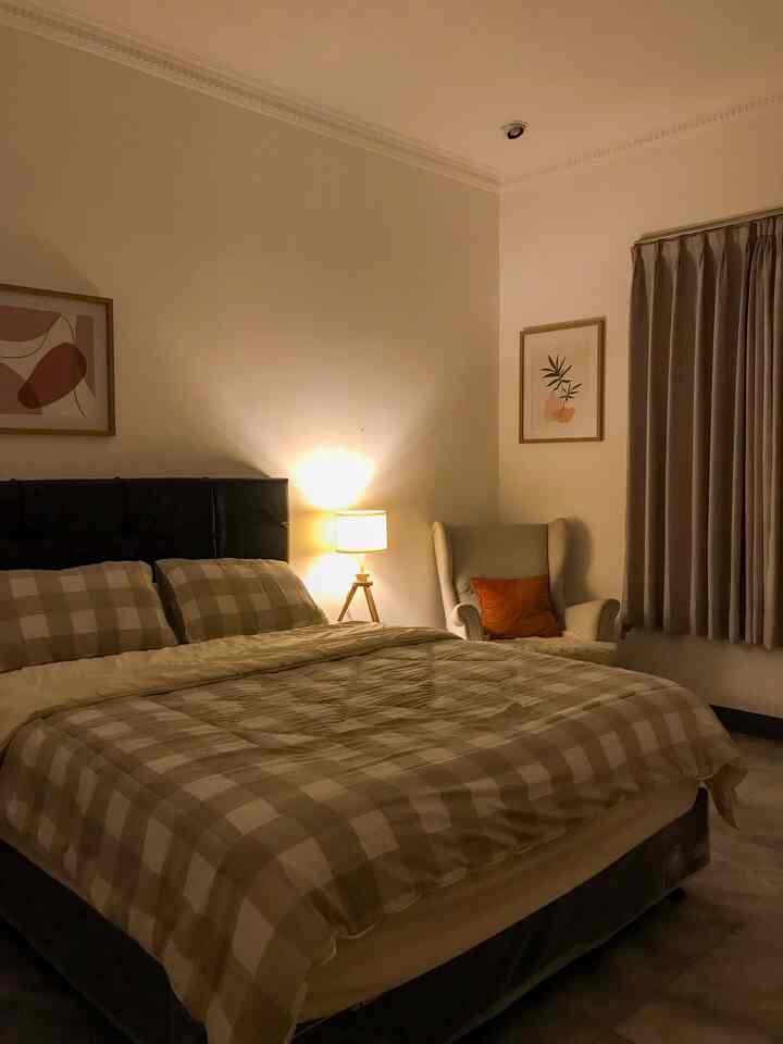 Satu dari empat kamar tamu yang bentuknya ga berubah. Hanya ganti-ganti artwork dan bedcover aja. Jadi ruangan buat nyimpen beberapa koleksi buku dan lightstick grup kesayangan.

#guestbedroom #bedroom #kamartamu #dekorasikamartamu #ikea #ikeahome