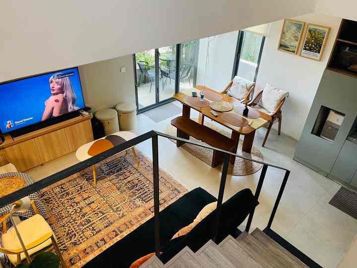 Setiap sudut yang kubanggakan, yang selalu jadi tempat berteduh yang nyaman. #mejajati #dipanjati #kursikayu #lukisan #minihousetour #ceritarumahku #perjalananrumah