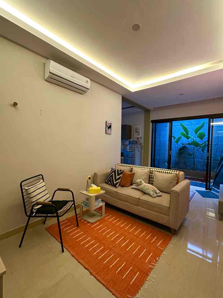 Transformasi rumah kecilku 🏠
———
Proses renovasi rumah ini kami jalani dengan tujuan menciptakan ruang tinggal yang lebih nyaman, fungsional, dan estetik. Mengusung konsep rumah compact yang dirancang secara efisien, ditambah penggunaan sliding door untuk mengoptimalkan pencahayaan dan sirkulasi, area ini kini terasa lebih lapang meskipun dalam ukuran terbatas. Sentuhan dekorasi berwarna-warni juga menambah nuansa hangat dan ceria, menjadikan rumah minimalis ini tak hanya indah dipandang, tetapi juga menyenangkan untuk ditinggali.

#sofaminimalis
#karpetruangtamu 
#WarnaCatRumah
#lemaritv
#kitchenset
#slidingdoor
#standinglamp
#komportanam
#dindingdapur 
#MiniHouseTour
#CeritaRumahku
#PerjalananRumah