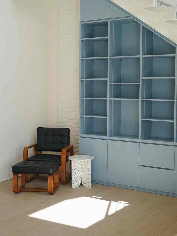 Masih soal before-after progress 👀 kali ini si kabinet biru yang iconic ini. Dia punya peran krusial buat #RumahSeupil karena si pemberi warna cerah, tapi tetep kalem. Stunning aja gitu! Selain sebagai pemanis, tapi juga menjadi storage untuk barang2 keperluan di lantai 2—berguna banget. Nantinya akan penuh ku isi buku disini can’t wait 🤍

#kabinet #storage #materialkabinet #lemariruangtamu #dekorasirumah #rumahopenspace #rumahtanpasekat