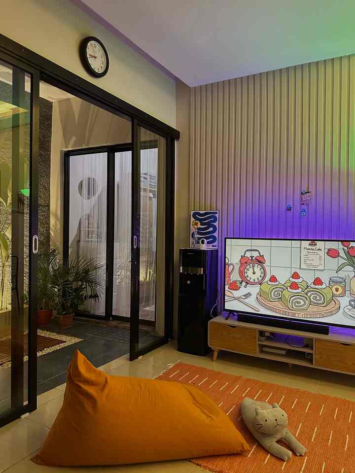 Beanbag, lampu temaram, dan suasana malam yang tenang. Kadang, kebahagiaan sesederhana duduk diam di ruang TV dan menikmati momen tanpa gangguan 💫✨

#livingroom
#karpet 
#wallpanel
#ledstripe
#standinglamp
#lemaritv
#beanbag
#kipasangin
#slidingdoor
#tamankering
#deckingkayu