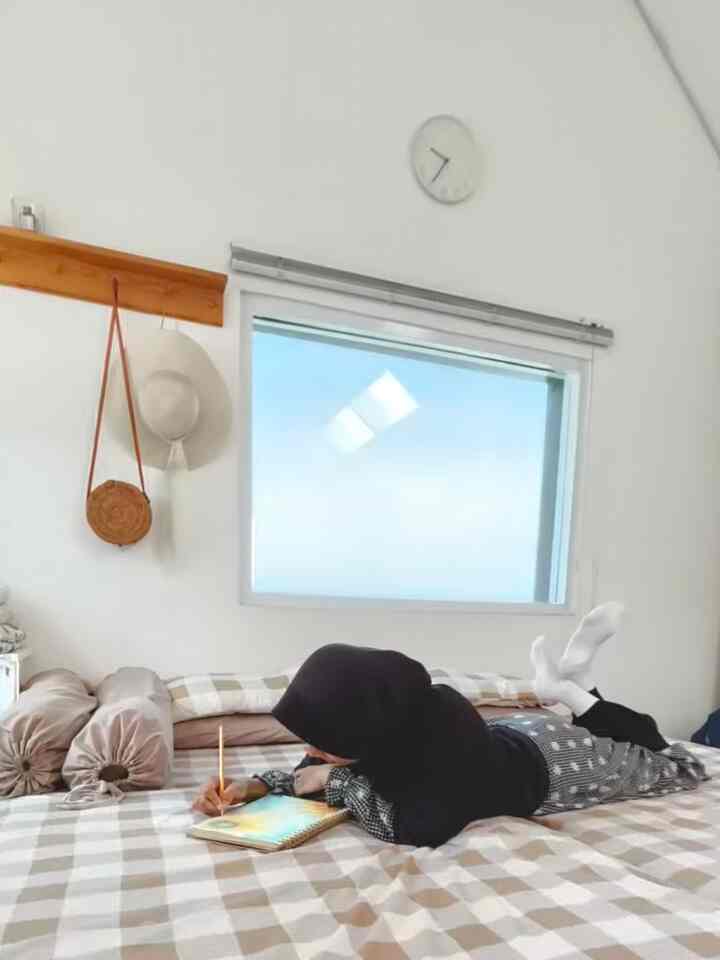 INI RUANGAN FAVORITKU DI RUMAH INI
kamar, satusatunya kamar yang belum bisa di sebut kamar karena tidak berpintu dan hanya terletak di mezanin 😂
Tp posisi kamar ini sangat nyaman, selain sirkulasi udaranya yang bagus, ada jendela besar untuk melihat city view, tata letak yang membuat ku bener bener nyaman untuk me time ✨
Btw, rumah ini sengaja kami design ketika siang hari pencahayaannya baik, jd kami tidak perlu menyalakan lampu satu pun 👍
#RuanganFavorit #Bedroom #KamarMinimalis #KamarNyaman #Mezanin 