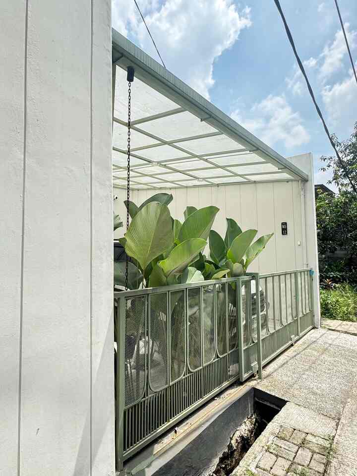 Hampir setahun menempati @zenhouse.id kami coba rapi-rapi dan menata kembali. Long weekend lalu kami menata ulang isi kabinet tv, kitchen set, sampai almari.

Rasanya decluttering berkala perlu dilakukan agar rumah bertransformasi kaya “baru lagi”. Semacam “terlahir kembali jadi rumah baru” sebab segala yang gak perlu akhirnya kami berikan kepada yang membutuhkan. Manfaatnya? Rumah jadi terasa lebih lega dan pikiran jadi lebih positif 🤗🤗🤗

Jadi, transformasi kecil apa yang kamu lakukan agar rumah kamu lebih nyaman? Hihi
Yuk cerita sama kami🤗

#fasadestetik #polycarbonate #hpltaco #tacosheet #minihousetour #ceritarumahku #perjalananrumah #fasad #livingroom #bedroom #warnacatruangtamu #kitchensetminimalis #rumahestetik #homedecor

