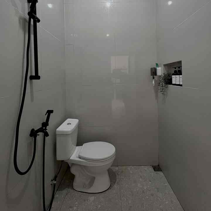 Less is more, even in the bathroom🛁🚿🧼

Simak tips kamar mandi minimalis yang fungsional tapi tetap stylish:
✨Pilih warna terang biar ruangan terasa luas
✨Simpan barang seperlunya aja, biar nggak sumpek
✨Gunakan rak dinding untuk hemat tempat
✨Pilih shower daripada bathtub
✨Tambahkan tanaman kecil biar segar

#KamarMandiMinimalis
#KamarMandiAesthetic
#KeramikKamarMandi
#WarnaKamarMandi
#StylingKamarMandi