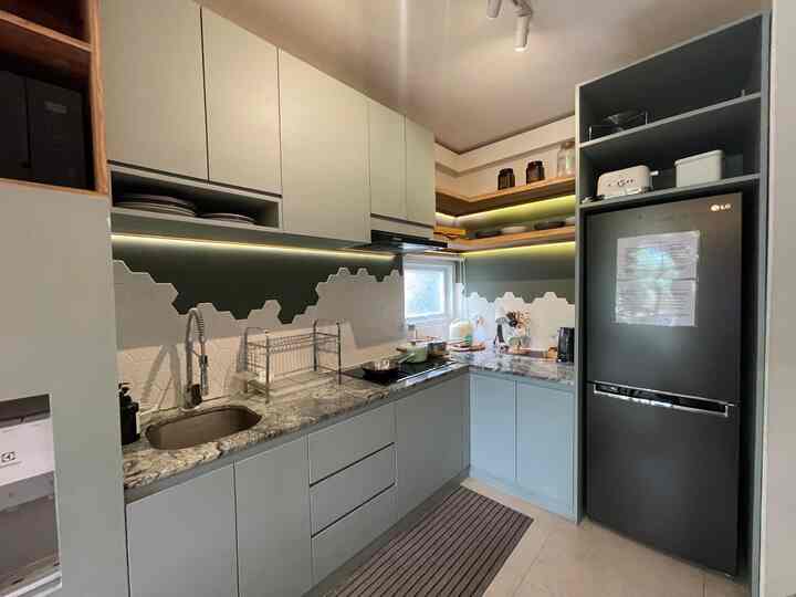 Dapur minimalis, yang cukup panjang dan lengkap. Menggunakan kompor listrik karena memang jarang memasak dan biar tidak ribet angkat gas. #panciinduksi #panci #keset #backsplash #hexagonaltile #depok #rumahminimalis #airbnb #Rumahpengantinbaru 