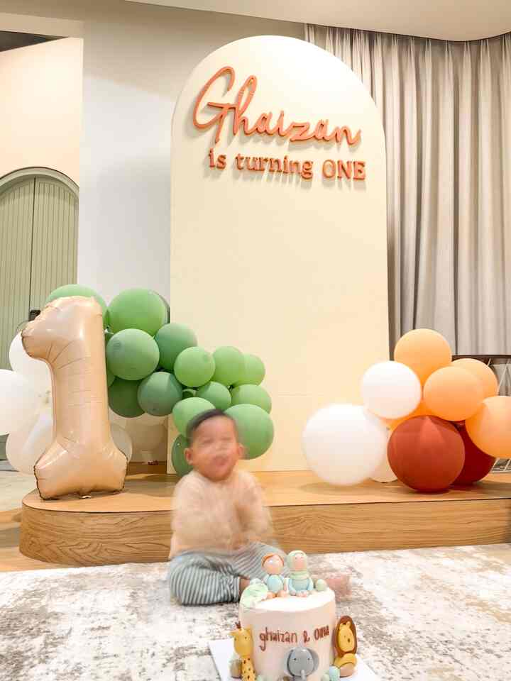 Banyak yang suka nanya, leveling di rumah tuh tujuannya apa?

Yes guys thank you udah bertanya. Jadi niatnya area belakang sofa ini adalah mini mushola. Oma dulu sempat pesen kalo bangun rumah sisain space buat tempat sholat bareng-bareng ya. Okesip.

Karena keterbatasan ruang, akhirnya di situ awalnya mau buat mushola. Nah kan emang di design awal harusnya ada kisi-kisi pembatas, cuma karena dikejar waktu, akhirnya yaudah as it is dulu.

Surprisingly, leveling di rumah malah jadi “panggung mini” pas Ghaizan dan oma kemarin ultah. Bisa buat naroh backdrop & dekorasi.

Lalu karena emang space sisa di kamar masih sangat lega, sementara kami bertiga beribadah di kamar dan space ini dijadikan mini playground buat Ghaizan. Hehe

Yah namanya manusia berencana Tuhan yang menentukan ya🥰🤭🤗 btw doakan ya keluarga @zenhouse.id, sekarang kami lg on process lanjutin interior kamar Ghaizan. Semoga prosesnya lancar & sesuai timeline ya. Nanti dishare deh buat hasilnya.

Sekian cerita soal leveling di rumah kami. Next, mau dispill apalagi? ❤️

#leveling #homeinspo #rumahestetik #miniplayground #areamainanak #rumahramahanak #familyroom