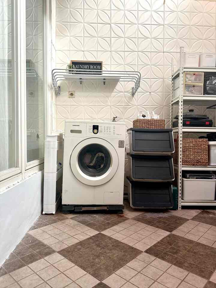 Salah satu area yang belum di makeover yaitu laundry room dengan ukuran 3 x 2 m. Karena belum punya ruangan khusus buat gudang, akhirnya bikin area laundry room beserta gudang dengan pakai rak besi untuk penyimpanan.

#rumahopenspace #laundryroom #ruangcuci #rakpenyimpanan #rumahminimalis #idelaundryroom