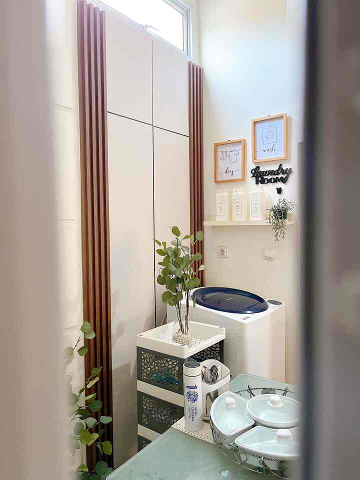 Makeover loundry room ✨

Ruang cuci mungil yang berukuran 1 x 1 meter ini kami makeover sedikit menggunakan wallpanel dan wallboard tapi langsung memberikan kesan beda jadi terlihat lebih rapi dan estetik 🥰

#LoundrRoom #RuangCuci
#LoundryRoomMungil #wallpanel #wallbaord #WarnaCatRumah #RakPenyimpanan