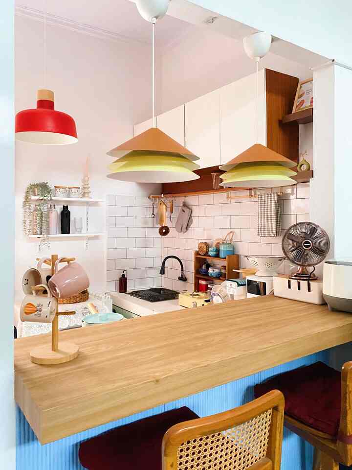Salah satu area terbaik pada ruang makan dan dapur ✨

#LampuDapur #LampuEstetik #kertasPVC #KursiDapur #midcenturymodern 