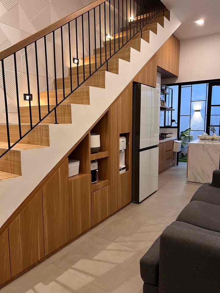 Makeovet area bawah tangga, agar lebih fungsional dan estetik aku custom furniture. Area bawah tangga dimanfaatkan untuk kabinet elektronik.

#bawahtangga #kabinetbawahtangga #areabawahtangga #inspirasibawahtangga #tangga #tanggalurus #kabinetekelektronik