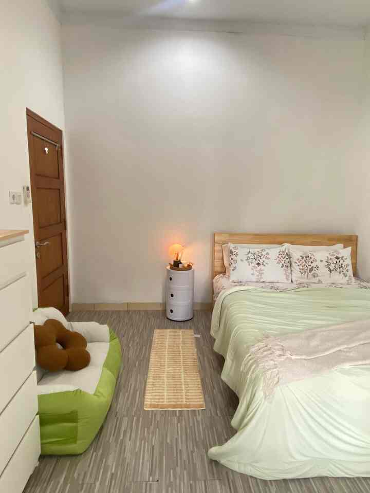 A little update in my bedroom 💕 karena anakku yg kecil sudah agak gedean, akhirnya cribnya aku ganti dengan aifa mini, ih sumpah gemoy! Sofanya bisa untuk dewasa dan anak anak yah

#kamartidur #kesetpanjang #throwblanket #minisofa #lampumeja #ranjangkayu #drawer #spreibunga