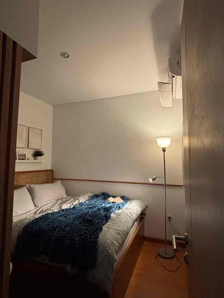 Bedroom night vibes

kamar berukuran 3x3m, kamar yang ukuran kecil bisa berubah ambience nya asalkan kita bisa menambah dekorasi dan menata kamar ini.

dikamar ini kita ga pasang tv ya, jadi memang di fokuskan untuk tempat istirahat aja. 

semoga menginspirasi 🤍

#vinyltaco #lampulantai #coverduvet #blanket #selimut #bedroom #bedroomideas #nightbedroom #bedroominspo 