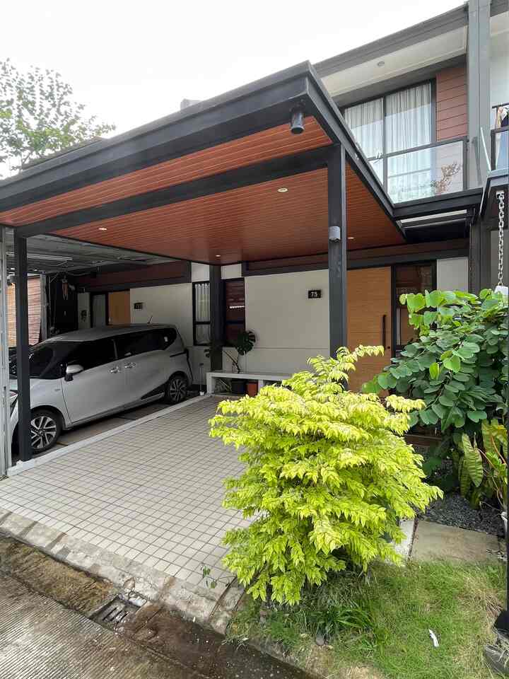 Setiap rumah punya cerita, begitupun dengan rumah kami. Rumah ini kami beli dari Developer dan kami melakukan perubahan kecil disisa lahan mini. Yang awalnya lahan kosong menjadi area gudang dan laundry ❤️


#MiniHouseTour #CeritaRumahku #PerjalananRumah #kanopi #cateksterior #wallpanel #HPLKitchen #KeramikCarport