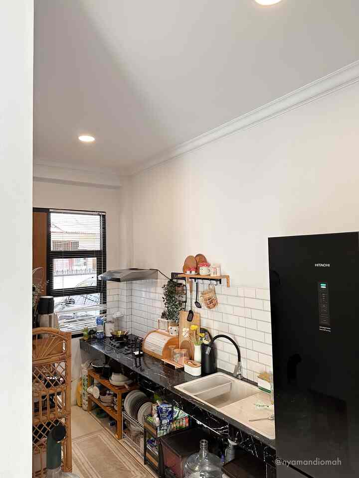 Dapur segaris di @nyamandiomah
Dimulai dari pintu samping memudahkan akses keluar masuk (selain pintu utama), lalu di sampingnya sda jendela dengan bukaan tengah agar bau dan asap masakan bisa lebih cepat hilang karena di sebelahnya ada kompor. 

Kompornya adalah kompor tanam hitam dengan cooker hood untuk membantu menghisap asap saat memasak, apalagi rumah ini open space jadi asap masakan harus segera dihisap agar tidak menyebar ke seluruh rumah. Kemudian, ada space top table di tengah untuk food preparation, setelah itu ada sink dan faucet untuk mencuci piring, baru ada kulkas di samping sink. Menurutku tidak mengapa ada kulkas di samping sini, asal diberi jarak dan segera dilap body kulkasnya jika ada cipratan air saat mencuci piring.

Walaupun dapur garis, pemanfaatannya cukup strategis dan fungsional. Semoga menginspirasi!✨

#nyamandiomah #toptable #sink #komportanam #cookerhood #kitchenideas #dapurminimalis #dapursegaris #inspirasidapur #kitchenware #homeinspo