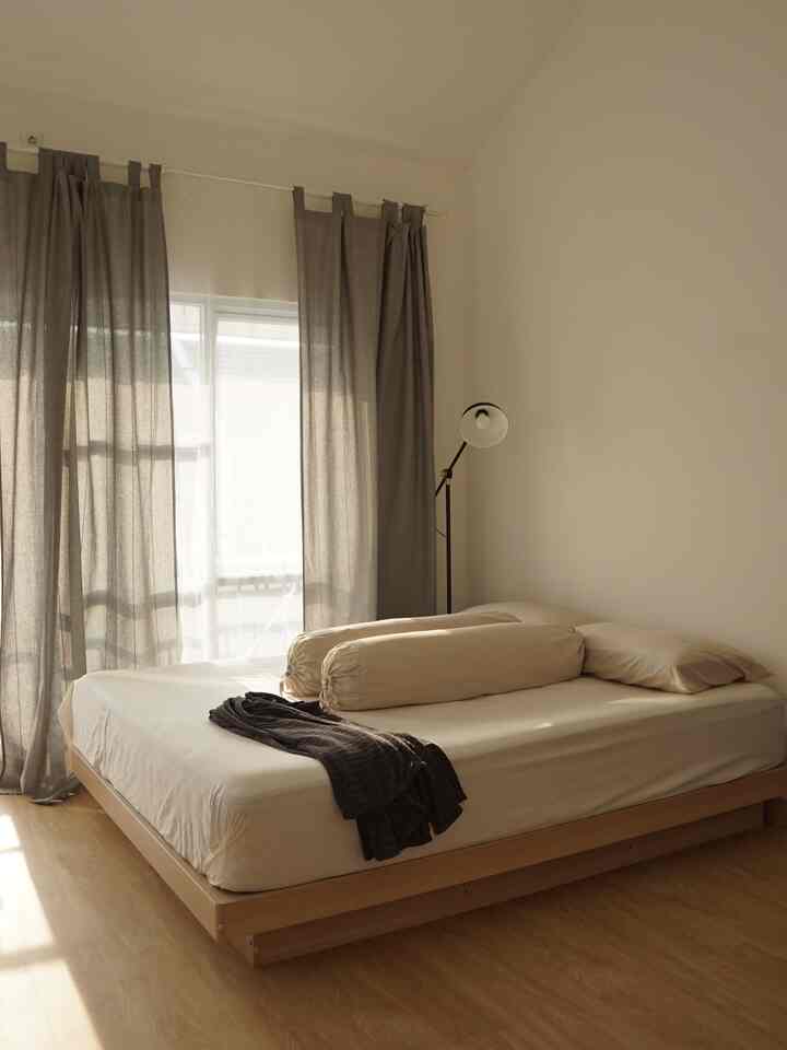 Transformasi Kamar Utama

Dari ruang kosong yang hanya berisi kasur, jadi sudut nyaman penuh kehangatan dan karakter. Transformasi ini bukan cuma soal dekorasi, tapi juga tentang menciptakan tempat pulang yang terasa personal. Pelan-pelan, setiap detail ditambahkan dengan penuh pertimbangan—warna hangat, tekstur lembut, hingga sentuhan tanaman.

Karena kamar bukan cuma tempat tidur, tapi tempat recharge, refleksi, dan kadang… tempat paling jujur jadi diri sendiri.

#BeforeAfterRoom #KamarJapandi #BedroomTransformation #CasaDirio #HomeDecorID #JapandiStyle #InteriorMinimalis #DekorasiRumah #DIYRoomMakeover #MindfulLiving #RuangNyaman #InteriorTransformation
#MiniHouseTour #CeritaRumahku #PerjalananRumahku