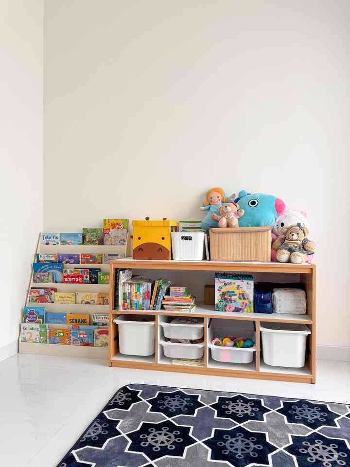 Kamar anak yang tidak terlalu rapih dan estetik, yang penting nyaman dan fungsional..
Suka banget sama rak buku montessori dan rak storage mainan anak ini. Berguna banget, jadi mainan anak tidak tercecer😍
#InspirasiKamarAnak #CatDinding #KamarAnak #KamarBermain #WarnaCatKamar