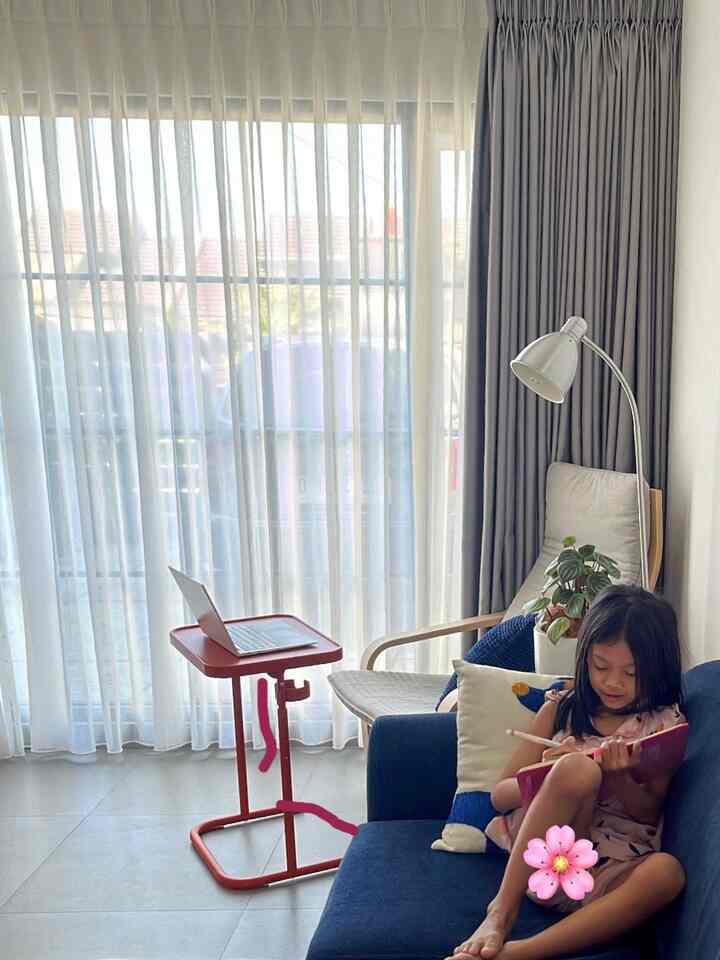 Salah satu pertimbangan utama kami dalam mendekorasi dan menerovasi rumah adalah space yang nyaman di setiap sudut untuk anak-anak. Sehingga, setiap sudut ruangan di rumah kami yg minimalis bisa menjadi spot favorit anak anak untuk nyaman berkegiatan. Mau itu di ruang keluarga, di teras, ataupun di dapur & ruang makan semuanya dibuat senyaman mungkin untuk anak-anak kami. Panting bauat kami karena rumah M&A ini menjadi rumah pertama bagi mereka dan bagi kami juga. ☺️🤍✨
#RumahOpenSpace #InspirasiRumahMinimalis #RumahMA #DekorasiMinimalis #RumahTanpaSekat #TerasMinimalis #RuangKeluargaMinimalis #DapurMinimalis #DapurTanpaSekat #RuangBermainMinimalis
