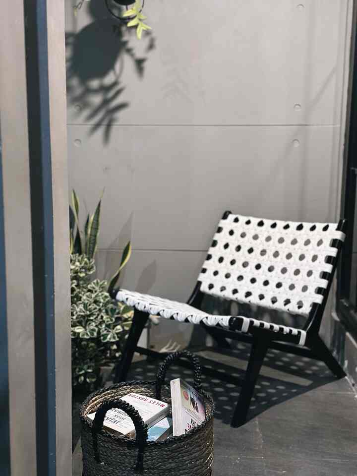 Sudut kecil ini sebagai tempat melarikan diri dari hiruk-pikuk dunia! 🌿📖 Di sini, ketenangan jadi sahabat, refleksi terasa lebih dalam, dan setiap momen kecil menghadirkan kedamaian, Me-time yang berkualitas, cukup dengan duduk nyaman, membaca buku, atau sekadar membiarkan diri tenggelam dalam keheningan. 

Karena rumah kecil bukan berarti tak bisa punya ruang besar untuk ketenangan

#fasad #terasmultifungsi #CatLuarRumah
#MiniHouseTour #CeritaRumahku
#CozyCorner #MeTime #HomeSweetHome #SmallSpaceBigComfort #RuangNyaman 