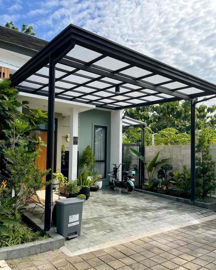 Ini fasad rumah mungil kami, yang memang lumayan kental sentuhan tropisnya, disini kami menggunakan kanopi solarflat supaya cahaya matahari tetep bisa masuk ke area carport yang memang dibutuhkan oleh tanaman2 yang ada di area ini, 

Kombinasi cat yang kami gunakan untuk area fasad ini perpaduan warna cream kecolatan dan hijau supaya terkesan lebih hangat dan match dengan lantai carport yang berbahan batu andesit sehingga menampilkan nuansa lebih  natural. Semoga menginspirasi 🌿🖤

#fasadrumah #stylefasad #inspirasifasad #catrumah #kursiteras
