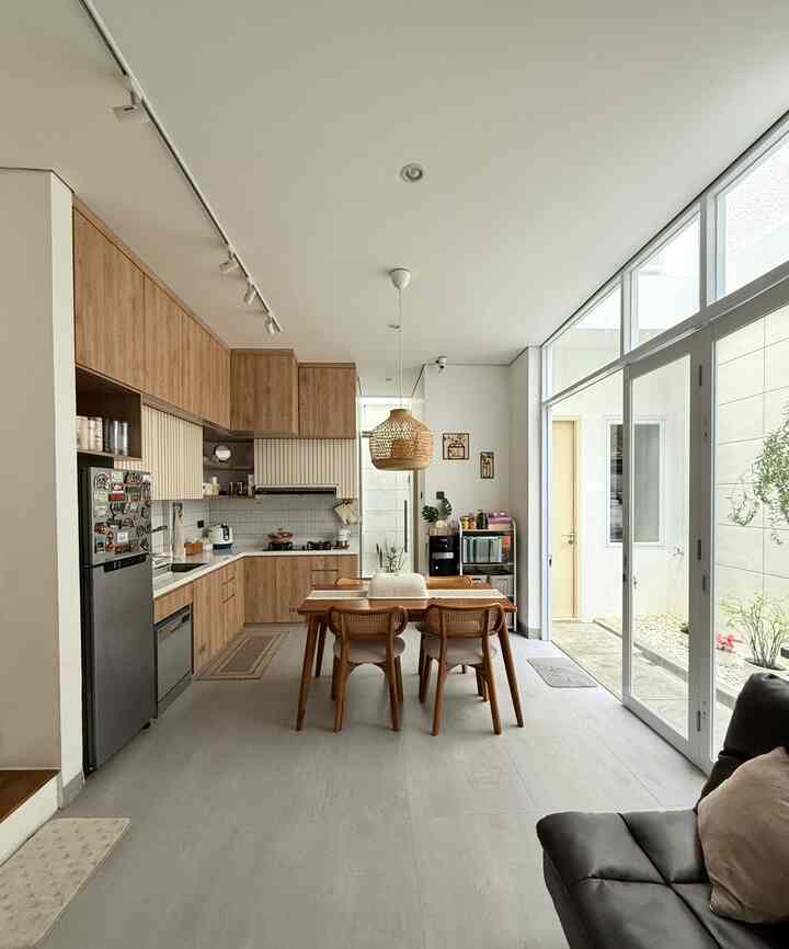 Bermain Tekstur dan Warna di Dapur

Dapur ini langsung nyatu dengan area makan dan ruang keluarga, jadi penataannya aku buat senada supaya tetap lega, rapi, dan menyatu tanpa sekat. Kitchen set motif kayu dipadukan dengan backsplash keramik vertikal warna putih biar terang dan ringan dilihat. Meja makan kayu dan kursi rotan jadi titik tengah yang menghubungkan semua fungsi ruang, dilengkapi lampu gantung anyaman untuk kesan alami.

Tips styling versi Rumah Aluna :

• Pilih warna-warna netral dan senada antar area
• Maksimalkan pencahayaan alami biar ruang terasa lebih luas
• Gunakan keranjang buat solusi penyimpanan yang praktis
• Untuk low budget: manfaatkan dekor yang sekaligus fungsional, dan jangan ragu mix barang lama & baru.

#MejaMakanMinimalis #KitchenSet #KitchenSetMinimalis #BacksplashKitchen
#MakeOverDapur #StylingDapur #DapurImpian #DapurModern #LampuGantungRotan #TableRunner
