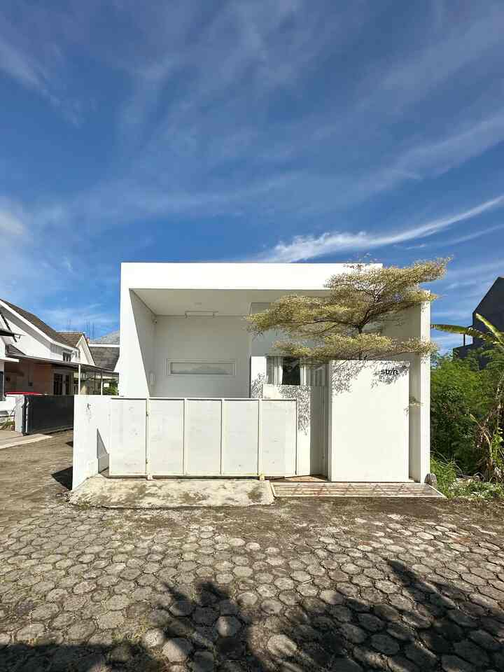 Rumah Kotak Putih sering disebut seperti itu 👀

-
Angka House / AK House / Strln nama rumah kita yang menerapkan tema Minimalist 
-
Material yang dominan nampak di exterior adalah pagar perforated , cat putih dari ujung depan hingga belakang , pagar miring yang didesain agar memberi kesan kontemporer , beberapa lampu kecil untuk menerangan di malam hari 
-
kalau rumah impian kamu bertema apa? yuk share juga 🫶


#InspirasiFasad #StyleFasad #FasadRumah #PagarMinimalis #PagarPerforated #CatPutih #PohonKetapangVarigata #LampuDinding #LampuSorot #RumahMinimalis #AngkaHouse
