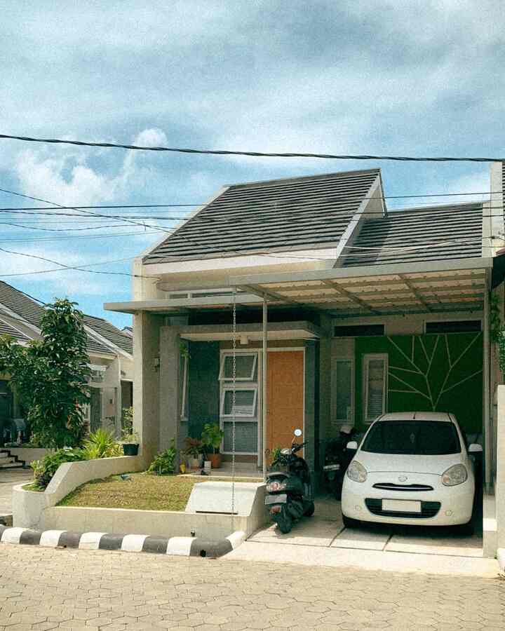 Setiap tanaman ditaruh satu per satu, setiap pot dipilih perlahan. Di sinilah Ruma Terra mulai bertumbuh—dari tampak luar yang sederhana ke tempat yang makin terasa "rumah". Masih terus berproses, tapi inilah wajah rumah kami hari ini. 🌱🌼

#InspirasiFasad #StyleFasad #FasadRumah #CanopyMinimalis #CatCanopy #SelangTaman #PotTerracotta #VenetianBlind #Midcenturymodern #RumaTerra