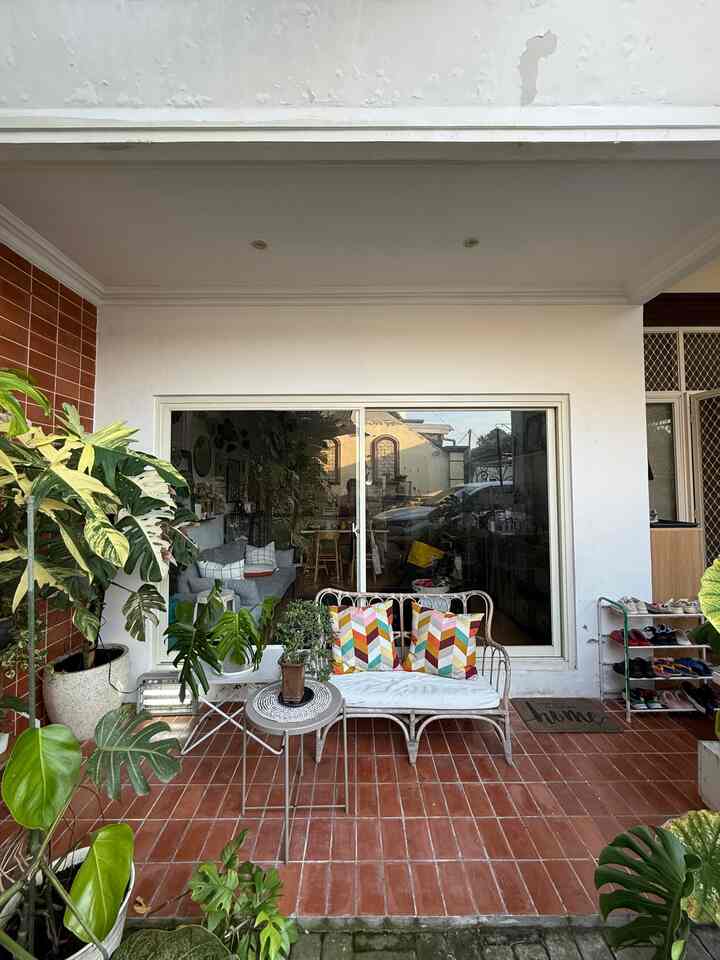 Fasade rasa teras 💚🪴 dikarenakan rumah kami masih dalam rumah induk maka yg menjadi fasade rumah/studio kami neruoakan sebuah teras depan tanpa pintu.. karena pintu utama diposisi samping
Meski demikian kami buat senyaman dan se teduh mungkin dgn banyak tanaman diarea teras 
#inspirasiFasad #StyleFasad #FasadRumah #kursiterasrotan #tegelterakota #kusenaluminium #catdindingputih  #PagarRumah #PagarRumahMinimalis
#WarnaCatPagar #Plavongypsum #CatRumah #KursiTeras #RosterBeton