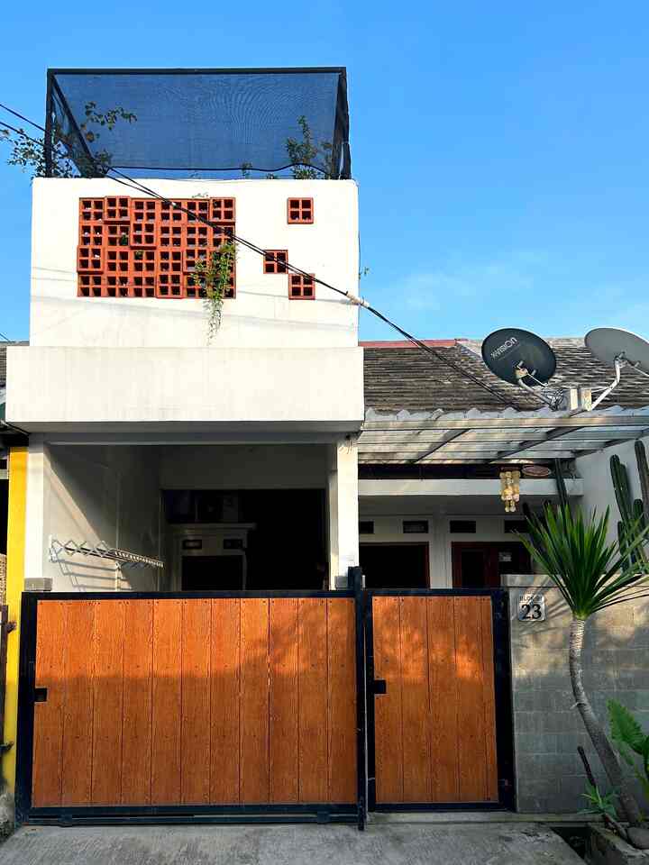 Tema fasad rumah minimalis, kami memilih gaya ini karena menyesuaikan dengan luas rumah yang minimalis juga. 

Kami memilih cat berwarna putih agar terlihat terang, dengan tambahan roster warna bata untuk variasi agar tidak monoton. 

Untuk pagar kami memilih bahan GRC dengan sentuhan motif kayu agar terlihat natural. 

#CatRumah #Roster #PagarRumah #BatuAlam #PandanBali #KaktusKoboi #InspirasiFasad #StyleFasad #FasadRumah
