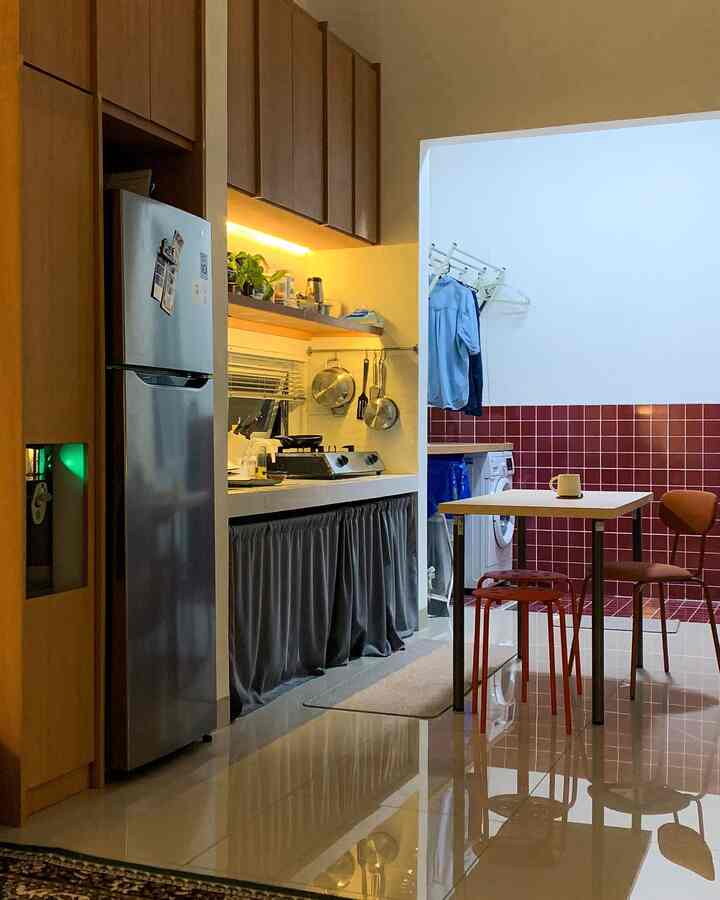 Menata dapur dan ruang makan bukan soal estetika semata, tapi tentang menciptakan ruang yang menghidupkan hari-hari.

Di Ruma Terra, kami memilih gaya midcentury modern yang hangat—dengan warna terakota yang membumi, hijau yang menyejukkan, dan tekstur kayu yang mengingatkan kami untuk selalu dekat dengan alam.

Kami percaya, rumah yang baik bukan yang paling mewah, tapi yang paling jujur mencerminkan siapa penghuninya.

Jadi biarlah semuanya bertumbuh perlahan, dengan penuh makna. Karena rumah bukan tentang cepat selesai—melainkan tentang bagaimana kita terus merawat, mengisi, dan mencintainya, satu sudut demi sudut. 🌿

#Kitchensetmidcenturymodern #DapurSegaris #DapurMinumalis #MakeOverDapur #StylingDapur #DapurImpian #WarnaDapur #NeverToSmall #MejaMakan #KursiMakan #Midcenturymodern #RumaTerra