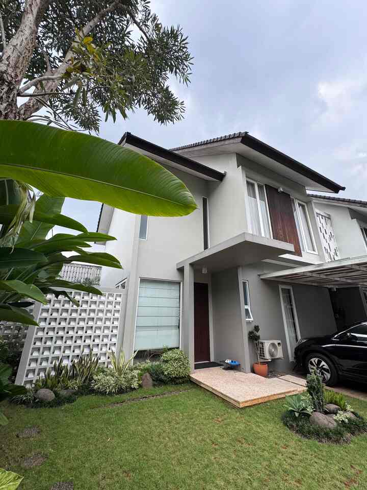 Kami tinggal di perumahan yang mengusung tema modern tropical, tidak ada perubahan dalam bentuk fasad masih sama seperti bawaan rumah ini.

Hanya sedikit penambahan pagar dari bahan roaster disisi kiri karena itu merupakan halaman samping yang tadinya tidak berpagar sama sekali. 

Dan lantai teras kami ganti dengan terrazzo cor, sebagai peganti keramik bawaan dari developer karena kami suka motif terrazzo dan pingin ada bagian dari rumah ini yang menggunakan terrazzo.

Untuk menguatkan vibes rumah tropical kami banyak menanam tanaman. 

#pagarroaster #lantaiterrazzo #terrazzo #catrumah #canopy #batuandesit #inspirasifasad #stylefasad #fasadrumah #rumahtropis #rumahminimalis