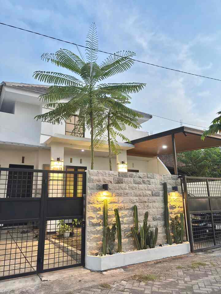 Salah satu yang membuat saya dan suami memilih rumah ini adalah Fasad Minimalis Modernnya yang cocok dengan pribadi kami. Ceilingnya yang tinggi terlihat seperti 2 lantai, namun sebenarnya rumah ini hanya 1 lantai. Jendela kaca besar berfungsi supaya sinar Matahari bisa masuk maksimal sehingga rumah ini menjadi terang tanpa pencahayaan tambahan.

Supaya tidak monoton kami menggunakan dinding pagar Batu Alam Palimanan karena motifnya yang memiliki kesan elegan dan plafond PVC yang membuat fasad rumah kami tetap hidup. Selain itu pagar besi berwarna hitam dengan motif kotak-kotak selaras dengan konsep Rumah Minimalis.

Kami tambahkan juga pohon pakis brazil dan sentuhan tanaman kaktus untuk memberikan kesan natural serta membuat rumah kami terasa sejuk dikala panas terik dari Sinar Matahari.


#InspirasiFasad #StyleFasad #FasadRumah #PagarRumah #PagarRumahMinimalis #JotunEggWhite #PlafondPVC #CatRumah #PagarBatuAlam #BatuAlamPalimanan #Kaktus 
