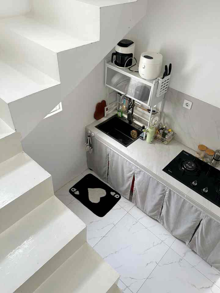 Dapur segaris tapi nyaman 🫶
-
Dapur Angka House menerapkan tema Minimalis dengan ukuran panjang top table kurang lebih 250 cm dan tinggi 70 cm ( disesuaikan dengan tinggi badan aku ) agar lebih fleksible saat memasak 
-
Material yang kita gunakan di top table dan backsplash sama yaitu Granit berukuran 60x60 cm dengan permukaan doff dan motif carara menyesuaikan dengn lantainya , untuk saat ini belum terpaksang kitchenset , masih menggunakan rak piring peniris untuk penyimpanan sementara 

#MakeOverDapur #StylingDapur #DapurImpian #DapurMinimalis #DapurSegaris #DapurMungil #TopTable #BacksplashKitchen #RakPiring #Angkahouse 
